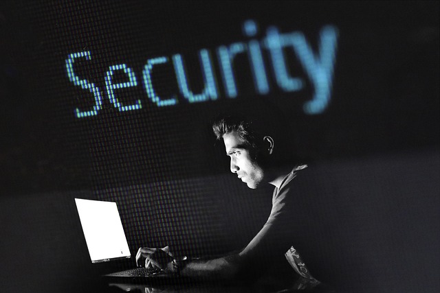 Hacker finden Cyberkrimineller Mann am Bildschirm